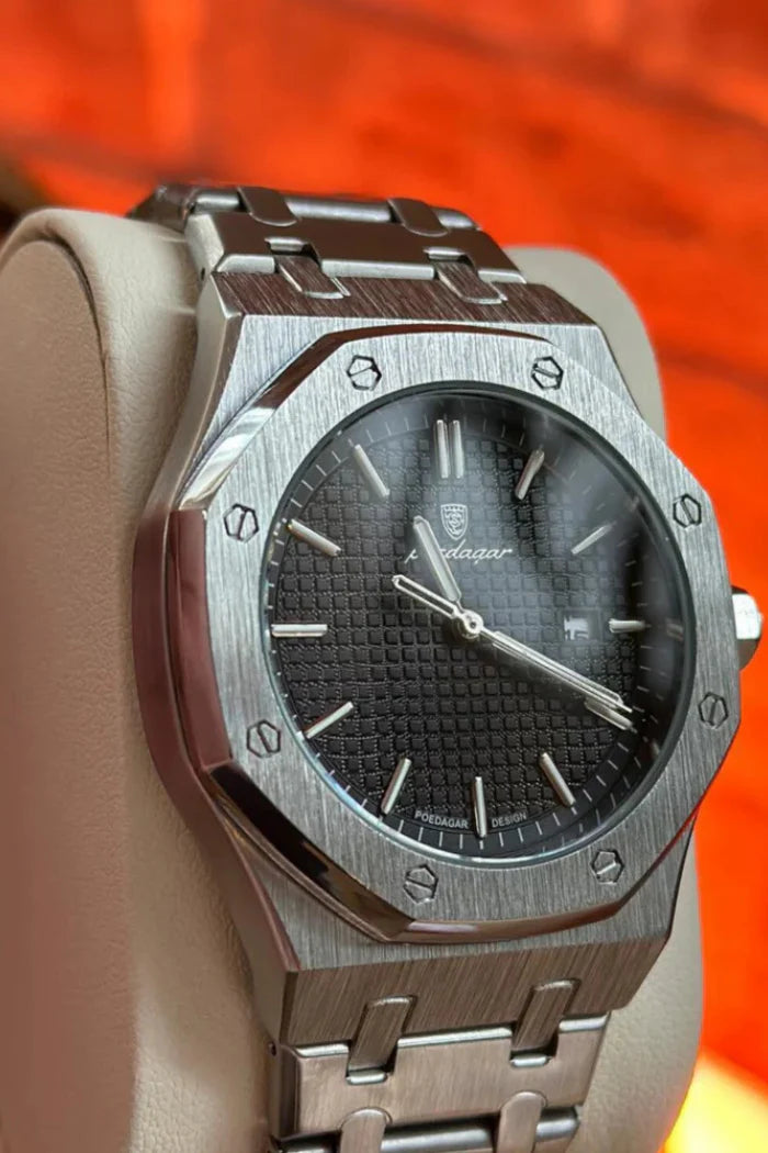 Detalhe da pulseira em aço com fecho oculto e acabamento premium