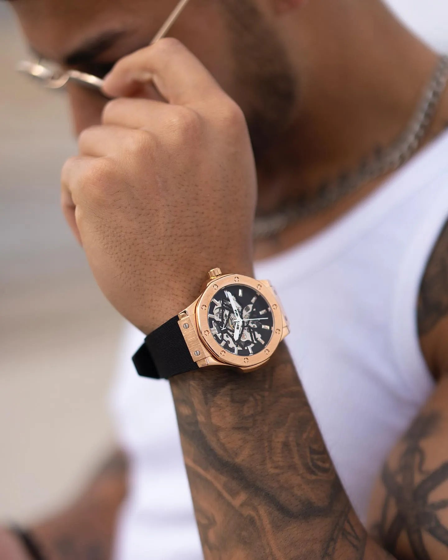 Relógio masculino automático com mostrador vazado e pulseira emborrachada