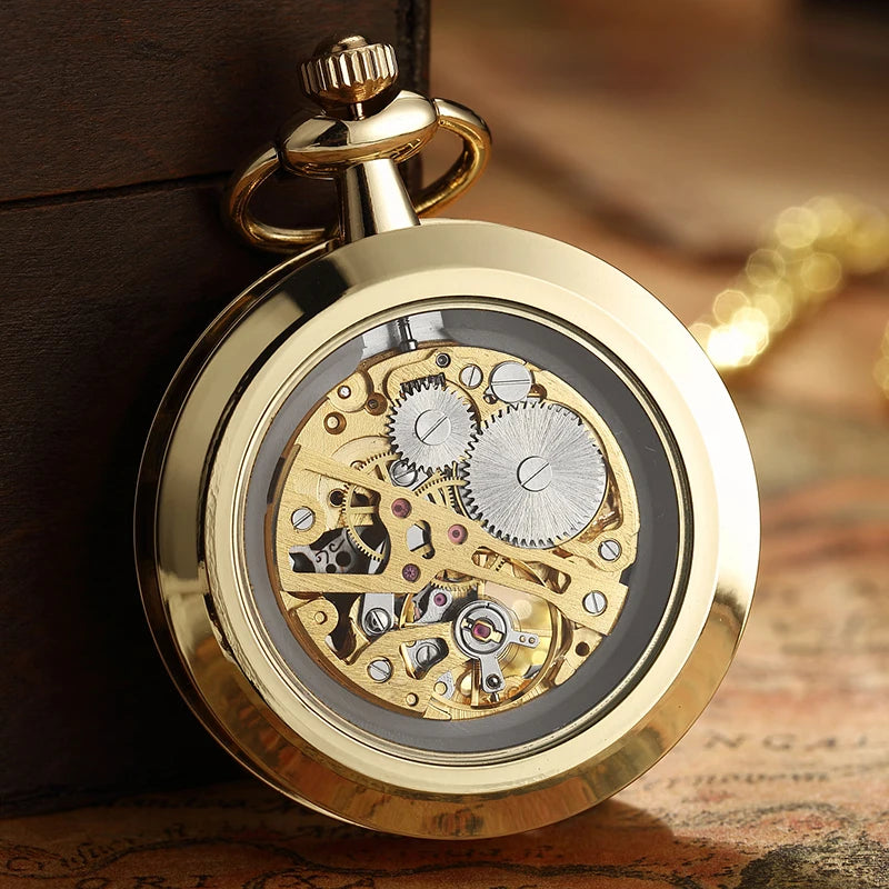 Parte traseira do relógio de bolso Chronos, mostrando detalhes do mecanismo mecânico automático e acabamento refinado.