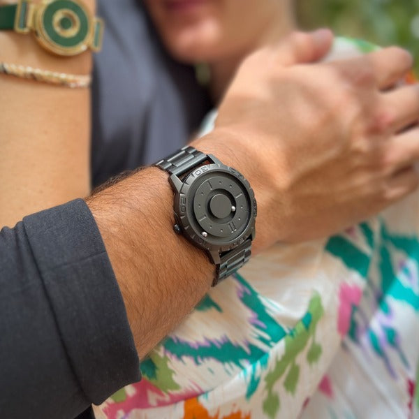 Esferas flutuantes indicam as horas com elegância