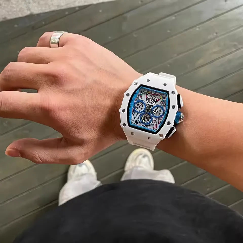 Modelo com formato tonneau e pulseira de silicone preto fosco