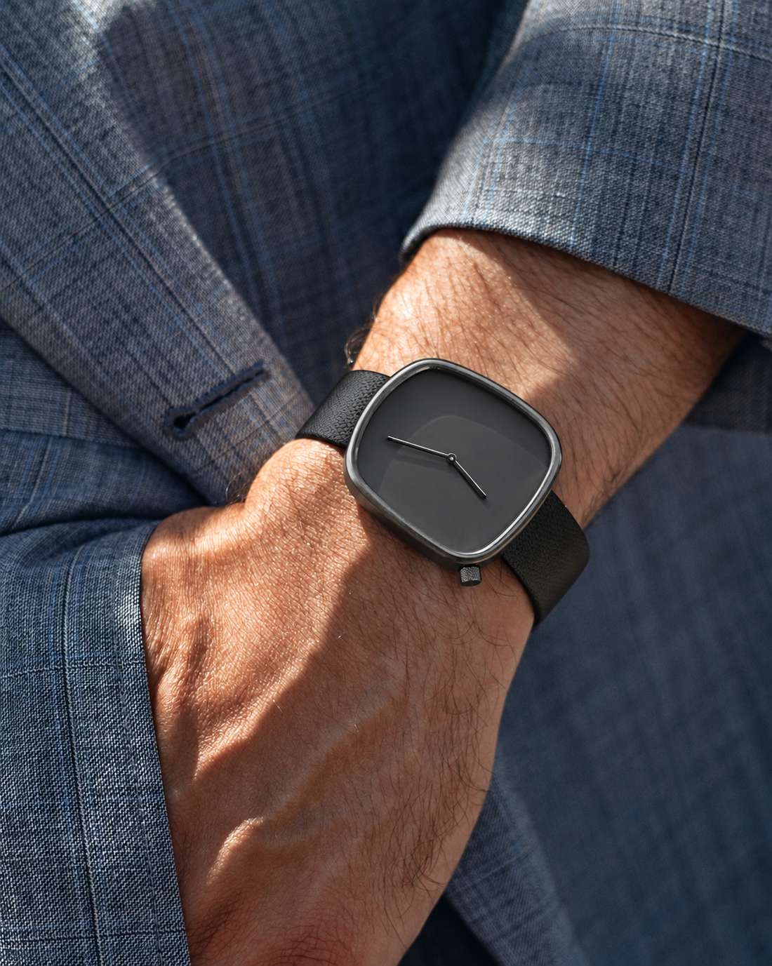 Relógio masculino Noble L001 Ônix no pulso com blazer cinza