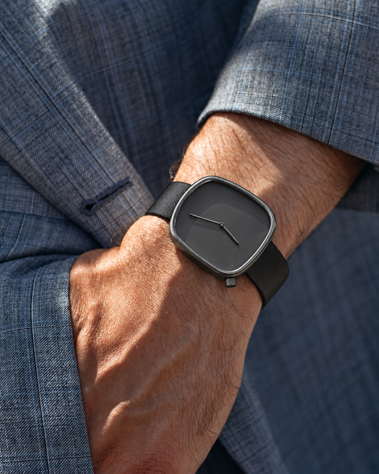 Relógio masculino Noble L001 Ônix no pulso com blazer cinza