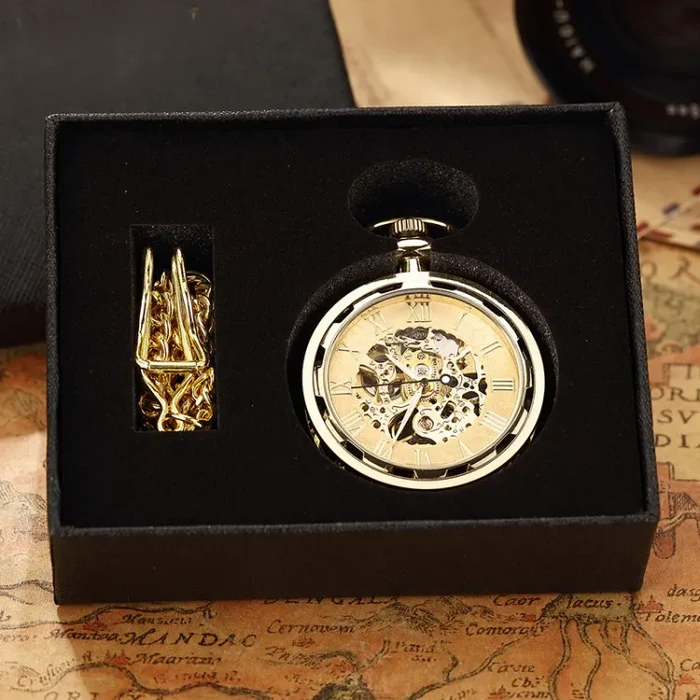 Relógio de bolso Chronos na caixa original, acompanhado da corrente de bolso inclusa, representando um presente sofisticado.