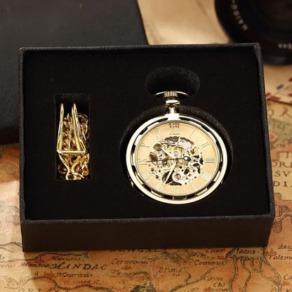 Relógio de bolso Chronos na caixa original, acompanhado da corrente de bolso inclusa, representando um presente sofisticado.